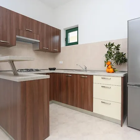 Zuvan Apartment *