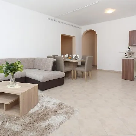 Zuvan Apartment *