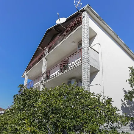 Zuvan Apartment *